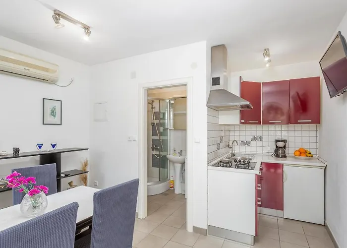 Apartament Awesome In With Wifi Omišalj